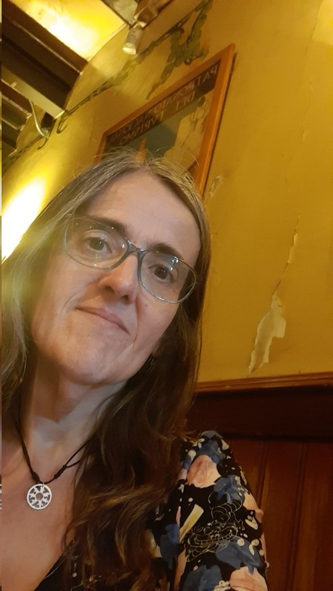 MariaSender's tweet photo. Cervecita en Casa Almirall y a casa. Luego enseño el botín. No se me puede dejar sola con tanto libro suelto 🤦🏼♀️
#SantJordi #santjordi2023 #CasaAlmirall #barcelona #baresquelugares #Raval #ravalejant #ravaleando https://t.co/sFivwd7ctH