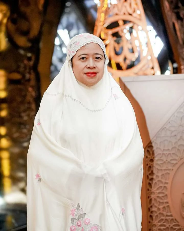 PuanCentre's tweet photo. Menunaikan shalat Idul Fitri di Masjid At-Taufiq, Lenteng Agung, Jakarta… 😇

Selamat merayakan fitrah Idul Fitri, insya Allah berkah kemenangan ini menjadi awal kemenangan hakiki yang menyertai kita semua… 🙏🏼🙏🏼

Aamiin Yaa Rabbal Alamin…

#PuanMaharani 
#puanmaharanicentre https://t.co/WwP6YZzvDz