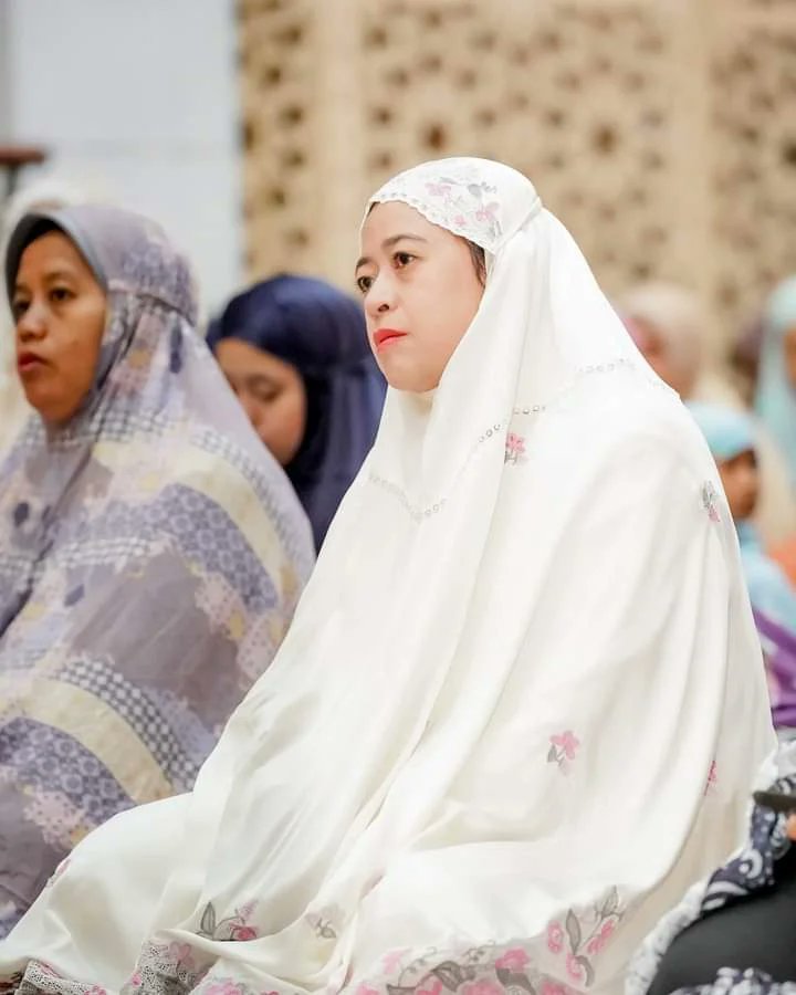 PuanCentre's tweet photo. Menunaikan shalat Idul Fitri di Masjid At-Taufiq, Lenteng Agung, Jakarta… 😇

Selamat merayakan fitrah Idul Fitri, insya Allah berkah kemenangan ini menjadi awal kemenangan hakiki yang menyertai kita semua… 🙏🏼🙏🏼

Aamiin Yaa Rabbal Alamin…

#PuanMaharani 
#puanmaharanicentre https://t.co/WwP6YZzvDz