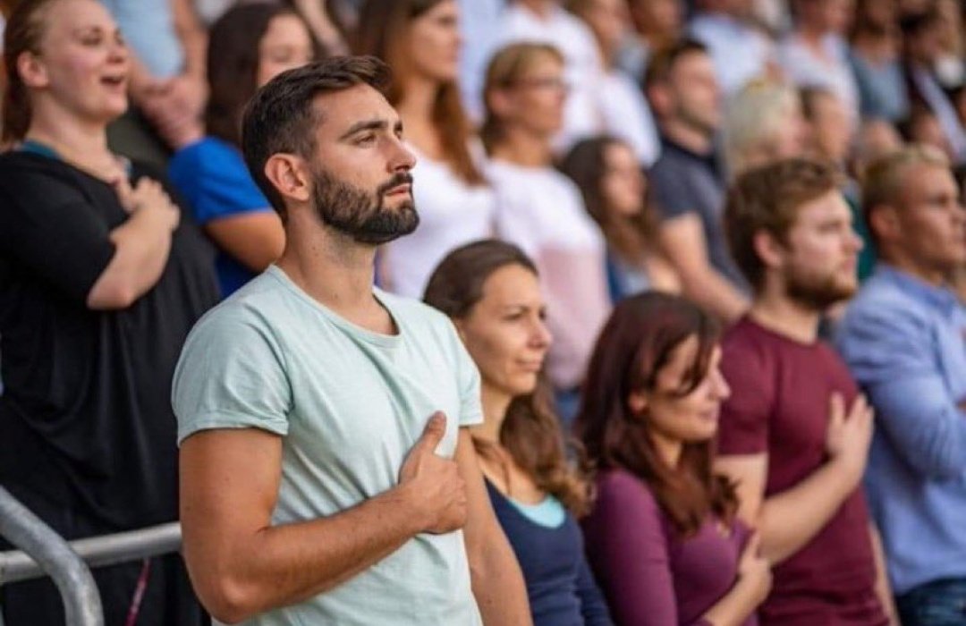 *começa a tocar paixão (anel de ruby) do Rui Veloso* 

portugueses bêbedos: