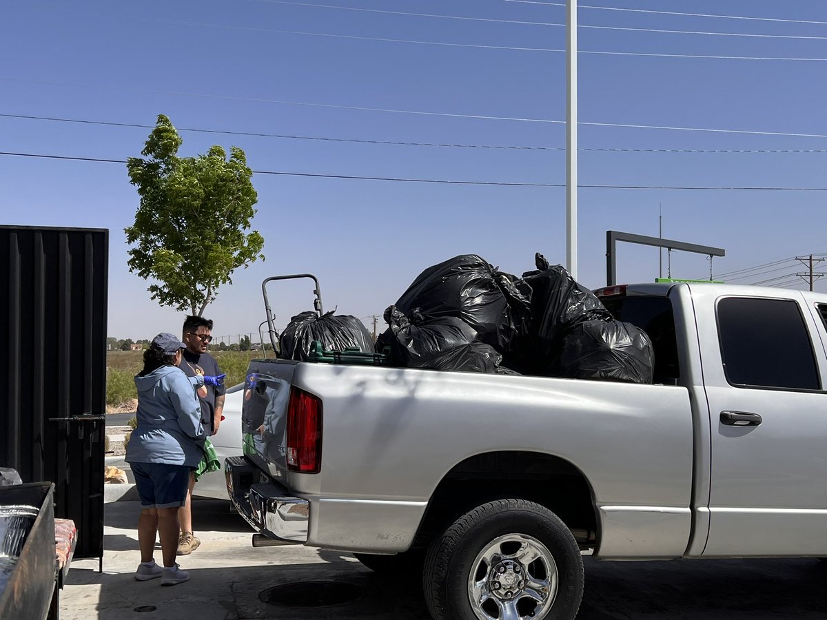 MsV_TheTeacher's tweet photo. Students from our choir joined in with community members organized by Starbucks Horizon to clean our Earth 🌎 We had a blast and picked up a lot of trash 🗑️ #HHSChoir #WeAreClintISD #HorizonStrong 💪 https://t.co/HAntxgIXr7