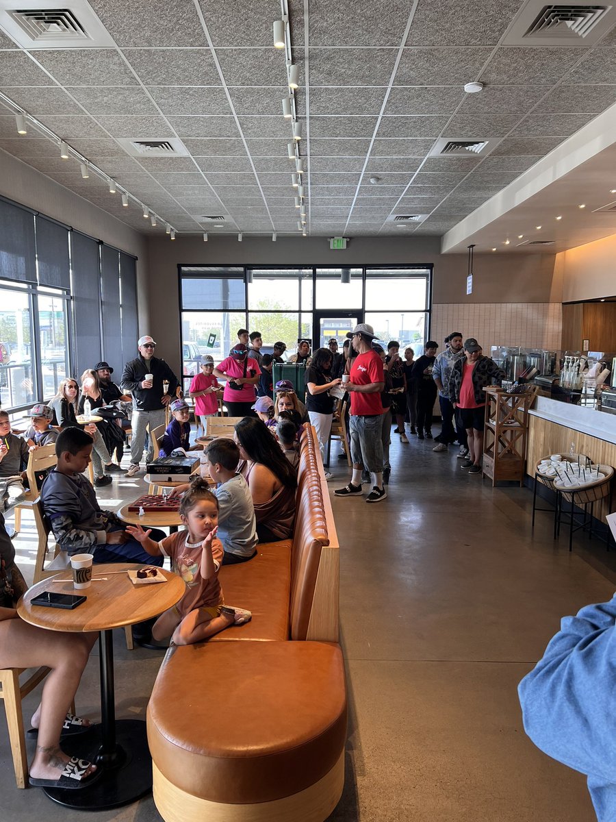 MsV_TheTeacher's tweet photo. Students from our choir joined in with community members organized by Starbucks Horizon to clean our Earth 🌎 We had a blast and picked up a lot of trash 🗑️ #HHSChoir #WeAreClintISD #HorizonStrong 💪 https://t.co/HAntxgIXr7