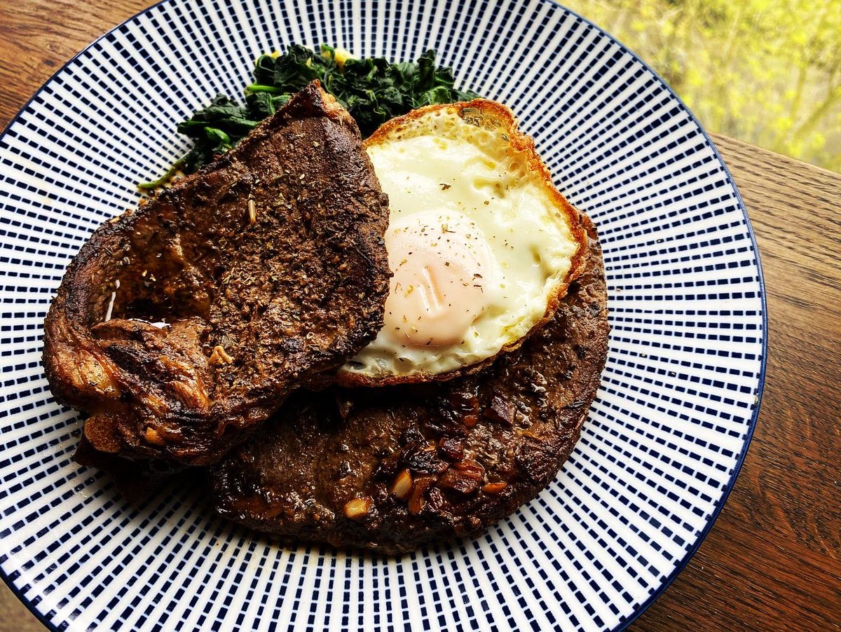 SmearedApron's tweet photo. Muffin tops! Let’s get into this juicy stove top LAMB STEAKS w STEAMED GARLIC SPINACH &amp; FRIED EGG 😋😋!! 

#smearedapron #dontcrowdme #fooding #eating #foodie #meals #food #eatme #issasnack #snacking #plateme #sogood #londoneats #foodblogger #foodporn #allthingsfood #lambsteaks https://t.co/22nAXkP5C7