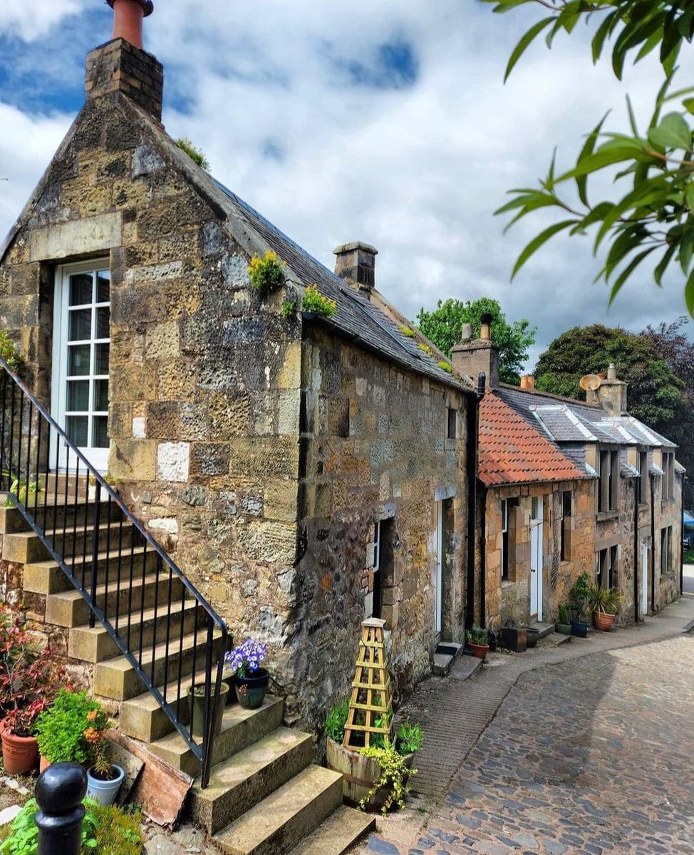 Daydreaming of wandering down these charming streets in Falkland...  🏡✨ Who recognises this #Outlander location? 👀

📍 Falkland, <a href="/welcometofife/">Welcome to Fife</a> 📷 IG/caledoniaandbeyondimages <a href="/Outlander_STARZ/">Outlander Universe</a>