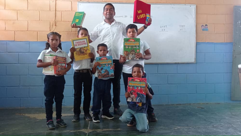 Twitera74's tweet photo. Hoy se celebra el #ElLibroYElIdioma para combatir el analfabetismo, fomentar la cultura, el placer a la lectura y rendir homenaje a libros y autores, Miguel de Cervantes, William Shakespeare y Garcilaso de La Vega.
@NicolasMaduro
@_LaAvanzadora
@MPPEDUCACION 
#ALBAUniónDeportiva https://t.co/uOpDK0A1tn