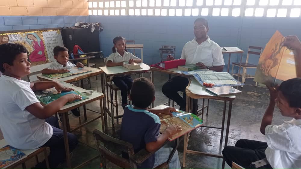 Twitera74's tweet photo. Hoy se celebra el #ElLibroYElIdioma para combatir el analfabetismo, fomentar la cultura, el placer a la lectura y rendir homenaje a libros y autores, Miguel de Cervantes, William Shakespeare y Garcilaso de La Vega.
@NicolasMaduro
@_LaAvanzadora
@MPPEDUCACION 
#ALBAUniónDeportiva https://t.co/uOpDK0A1tn