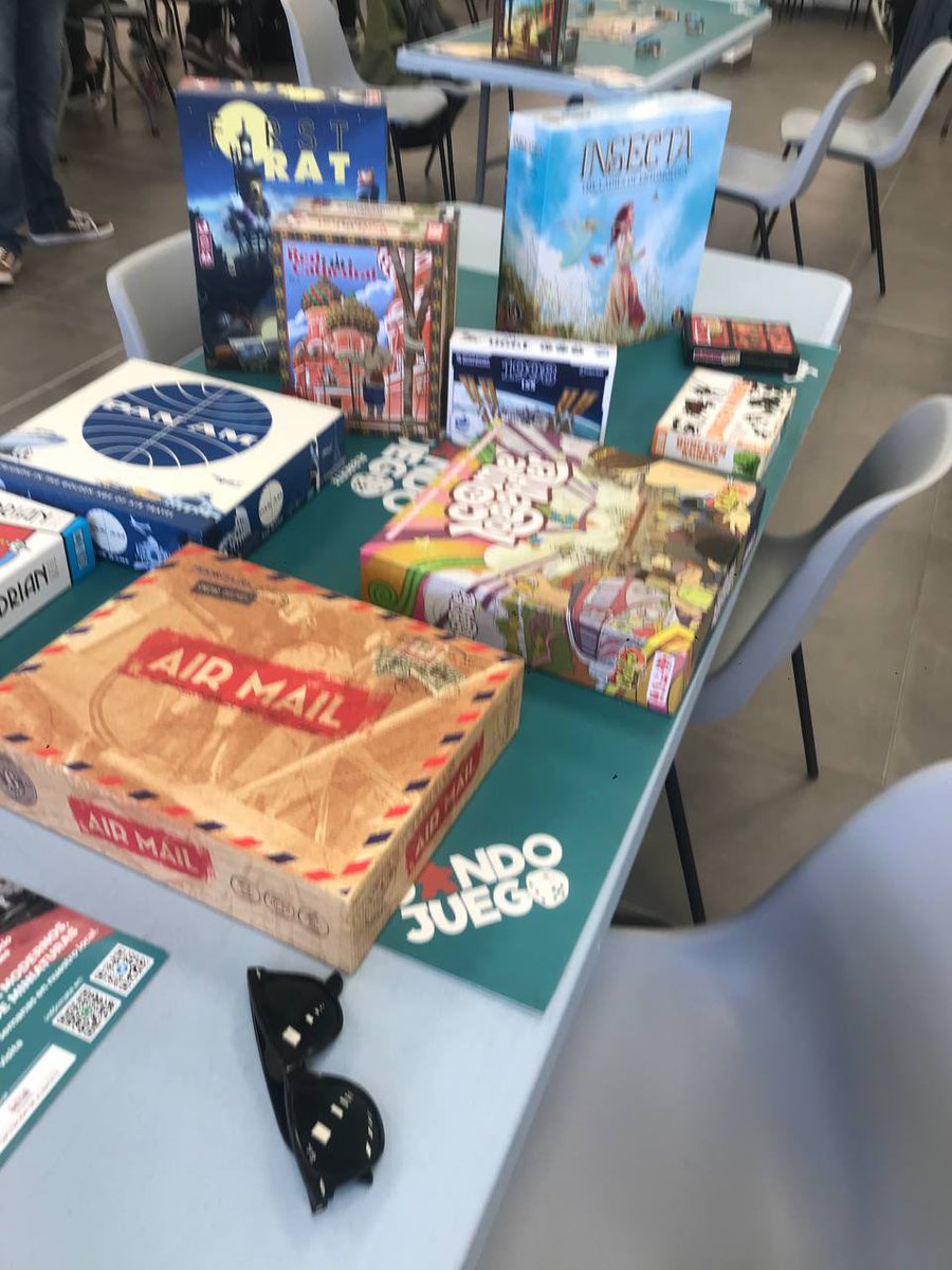 Pequeño resumen en fotos de lo que ha sido una gran jornada presentando y difundiendo este ocio alternativo en “Jugamos que no es poco”, aunque honestamente… hoy se ha jugado mucho y bien! Gracias a todos los asistentes, nos vemos en las mesas!!