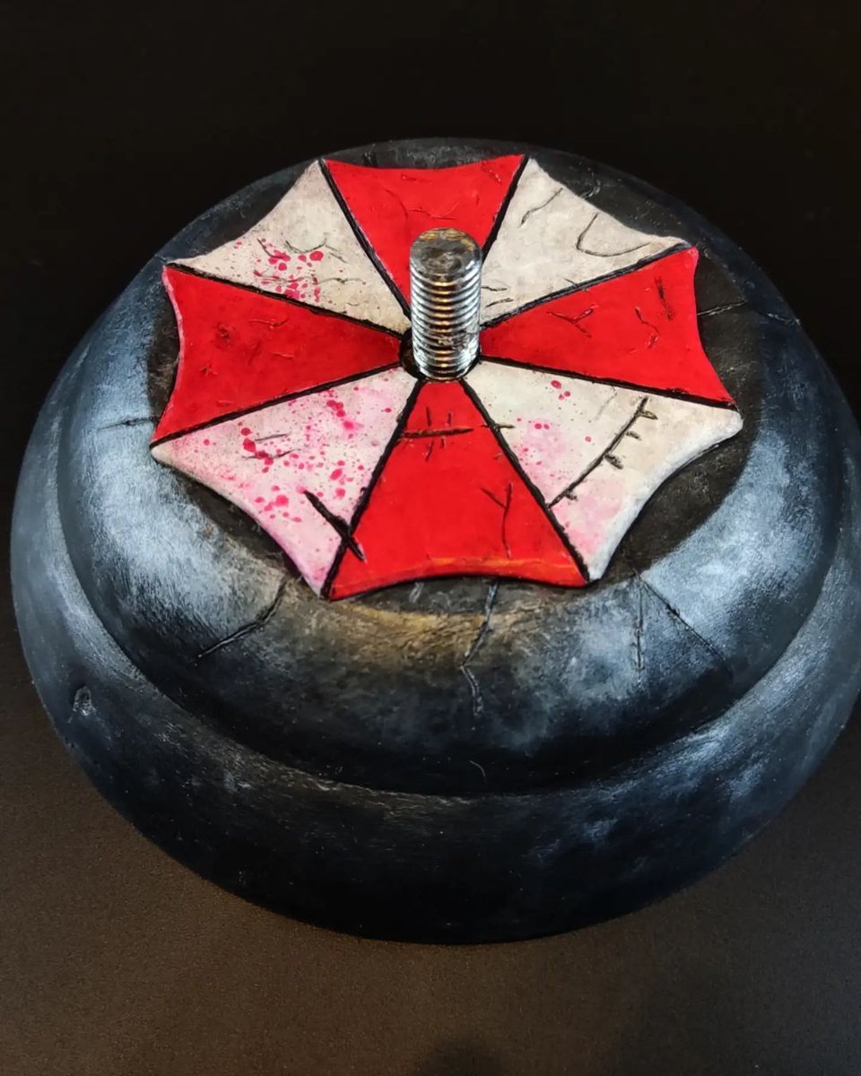 3DPlasticFant's tweet photo. Umbrella logo as Nemesis Bust Base Upgrade - Made with Mynt 3D Pen (RP500) using PLA filament material and painted with acrylics.

#3dpen #3dpenart #3dprint #3dprinting #ResidentEvil3remake #ResidentEvil https://t.co/iAhBAe7ueG