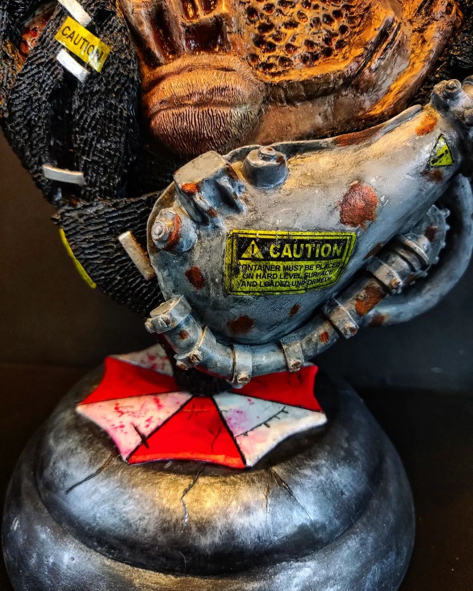 3DPlasticFant's tweet photo. Umbrella logo as Nemesis Bust Base Upgrade - Made with Mynt 3D Pen (RP500) using PLA filament material and painted with acrylics.

#3dpen #3dpenart #3dprint #3dprinting #ResidentEvil3remake #ResidentEvil https://t.co/iAhBAe7ueG