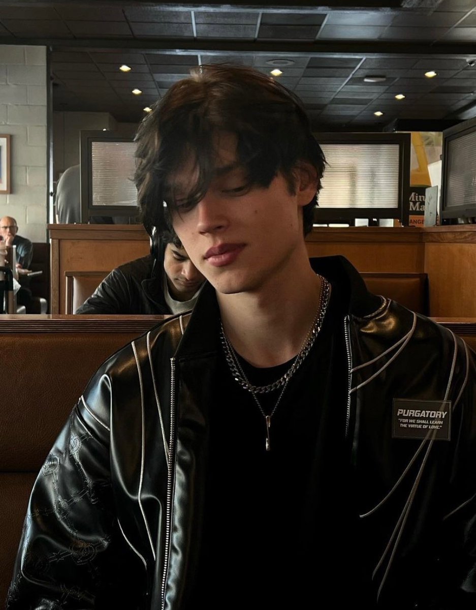 MaaximYoung's tweet photo. Hey, soy Maxim Young, tengo 22 años, soy de Australia. Uhm, pues, como ven soy un rol nuevo, me gustaría hacer amigos y poder interactuar, así que si dan fav y rt les doy un beso, ah. https://t.co/rSHg6y5Ynz