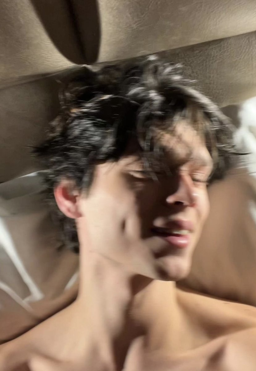 MaaximYoung's tweet photo. Hey, soy Maxim Young, tengo 22 años, soy de Australia. Uhm, pues, como ven soy un rol nuevo, me gustaría hacer amigos y poder interactuar, así que si dan fav y rt les doy un beso, ah. https://t.co/rSHg6y5Ynz
