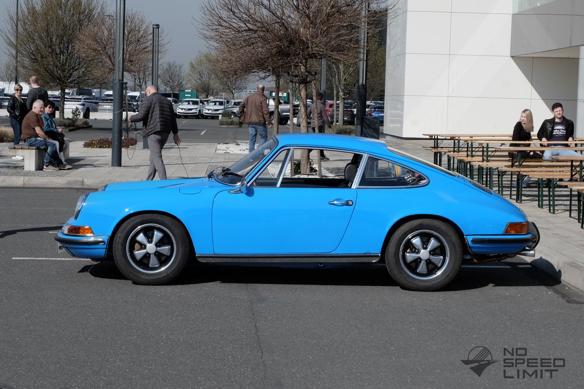 NoSpeedLimit_it's tweet photo. #porsche911T #porsche91122T #porsche911Tsportomatic #sportomatic #longhoodporsche #aircooledporsche911 #fuchswheels #boxerengine #flatsix #rearengine #thereisnosubstitute #the70s #blueporsche911 #porsche911 https://t.co/sEZ0gka2QM