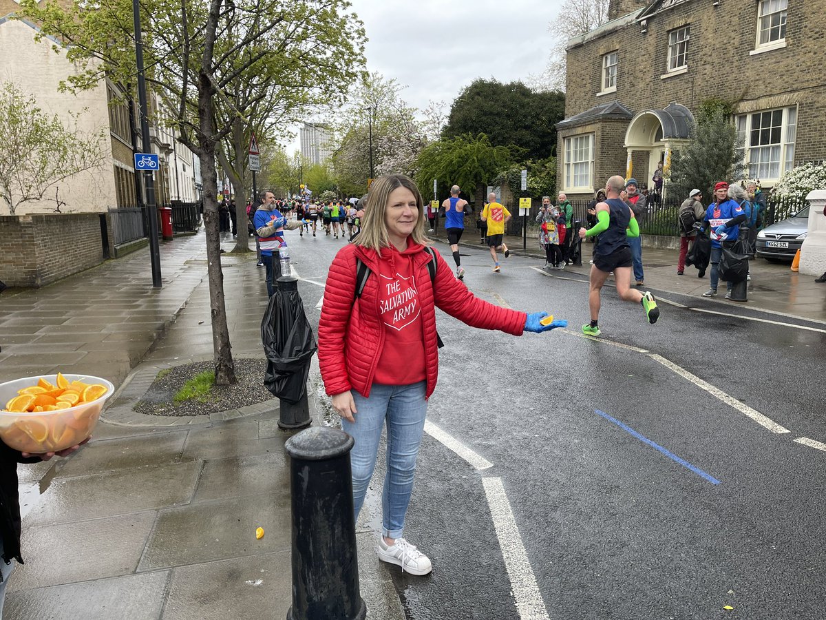 Today at @LondonMarathon partnered in some Street Mission with other Salvation Army churches. We cheered on the runners, gave out oranges, bananas, sweets and drinks to the runners, and entertained the crowd with Shieldy. @salvationarmyuk @SalvArmyIHQ #londonmarathon2023