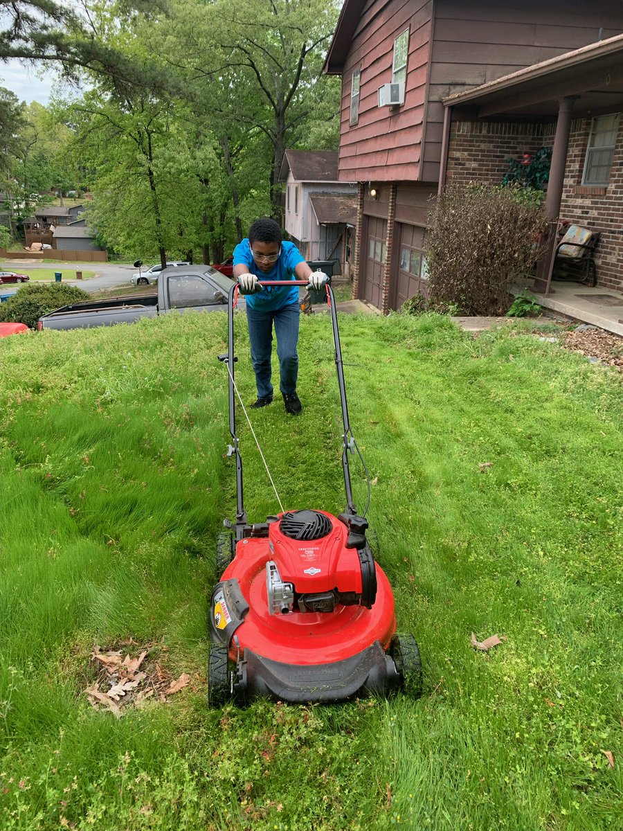 iamrodneysmith's tweet photo. Jayden of Little Rock ,AR who is taking part in our 50 yard challenge was back at it ! Lawn 38 for him ! 12 more to go ! https://t.co/c9xJlgiurP