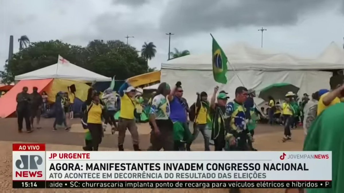 desmentindobozo's tweet photo. Os biruleibes bolsonaristas estão dizendo que o fotógrafo da Reuters cobrindo a destruição golpista bolsonarista no Palácio do Planalto, é a prova da "armação do PT". Imagina ter então uma TV como a Jovem Pan acompanhando com link AO VIVO no meio do quebra quebra? 🤔 https://t.co/yn2R8B9idR