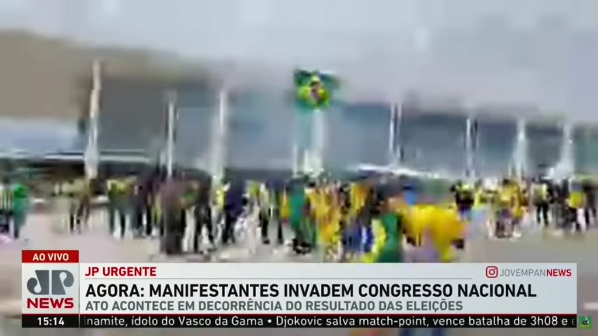 desmentindobozo's tweet photo. Os biruleibes bolsonaristas estão dizendo que o fotógrafo da Reuters cobrindo a destruição golpista bolsonarista no Palácio do Planalto, é a prova da "armação do PT". Imagina ter então uma TV como a Jovem Pan acompanhando com link AO VIVO no meio do quebra quebra? 🤔 https://t.co/yn2R8B9idR