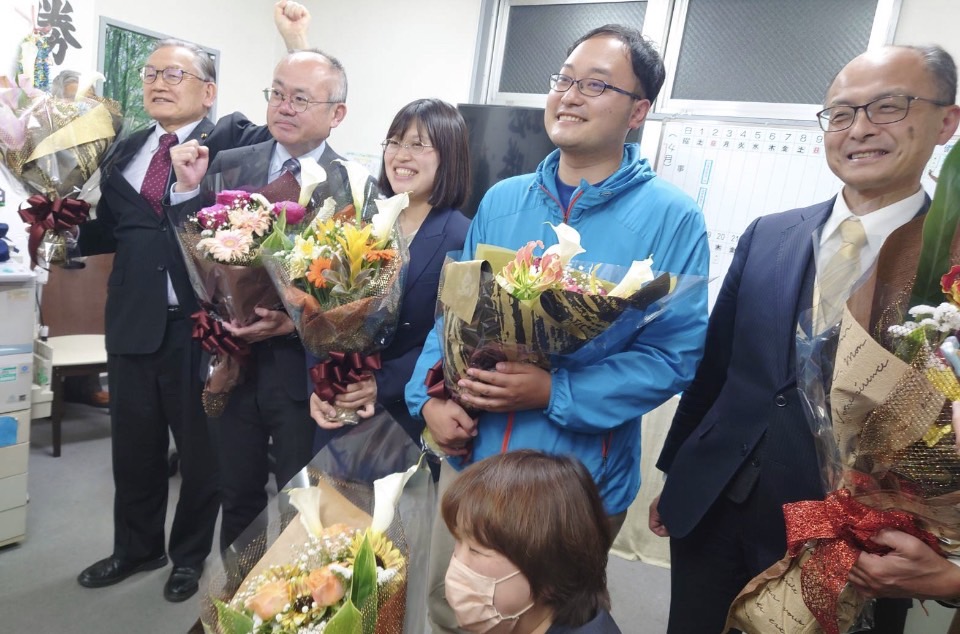 Wata_Bo_shy's tweet photo. 皆さま、おはようございます。
私、わたばやしゆかは、青柳有希子さんの議席を引き継いで初当選することができました。
応援してくださった皆さま、本当にありがとうございました。
公約実現にむけて５人のチームで全力で取り組みます。 https://t.co/z9AwTH40X8