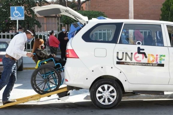 GobDeCoahuila's tweet photo. La Presidenta Honoraria del @DIFCoah , @MarcelaGorgon, señaló que las personas que viven con algún tipo de discapacidad tienen a su alcance el servicio de #UNEDIF para llevar a cabo sus traslados de una manera segura y económica. https://t.co/obHh0PQiwo