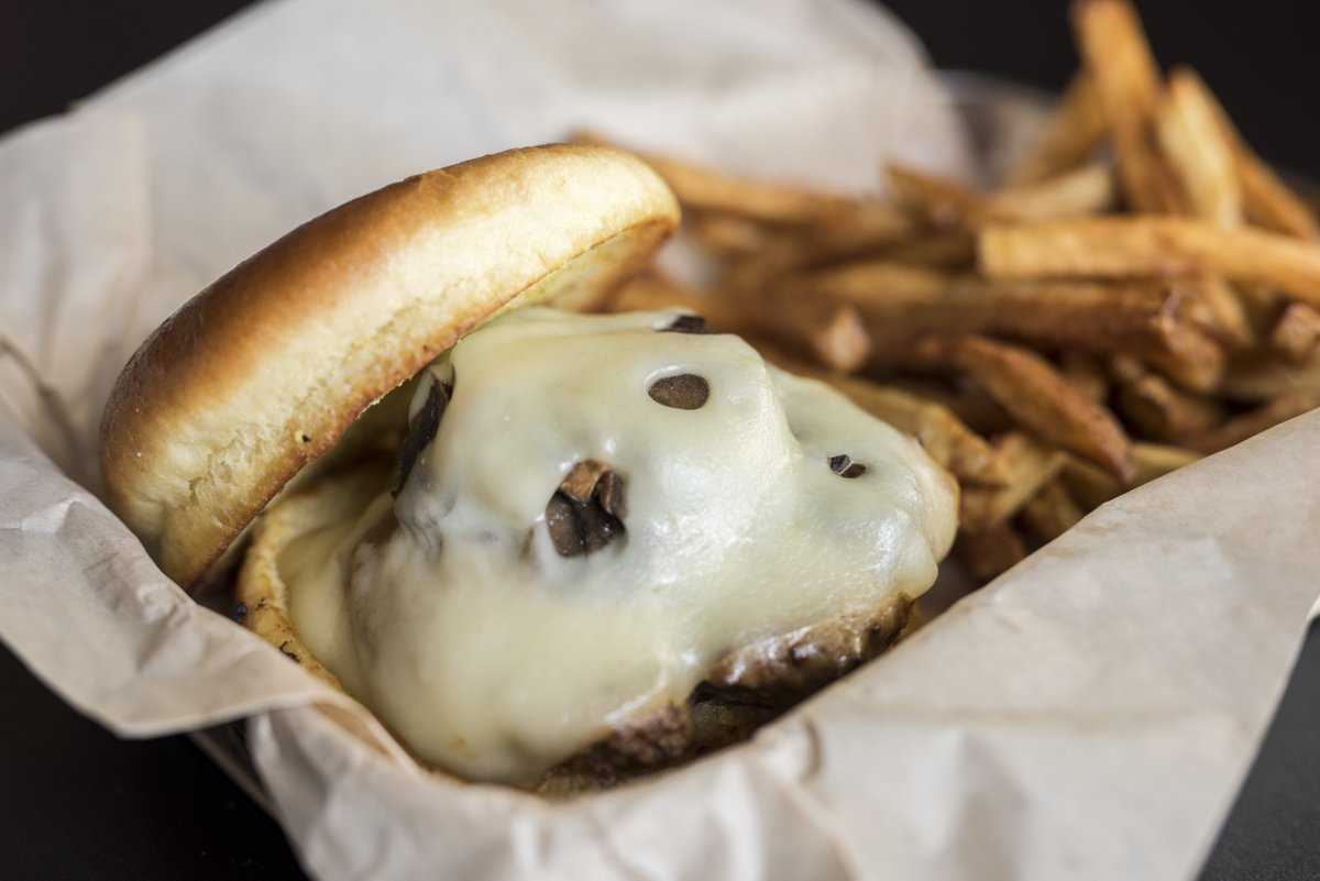 MrBrewsJunction's tweet photo. Mushroom &amp; Swiss #tryitordiet #yum #foodie https://t.co/MIo6lrZL3A