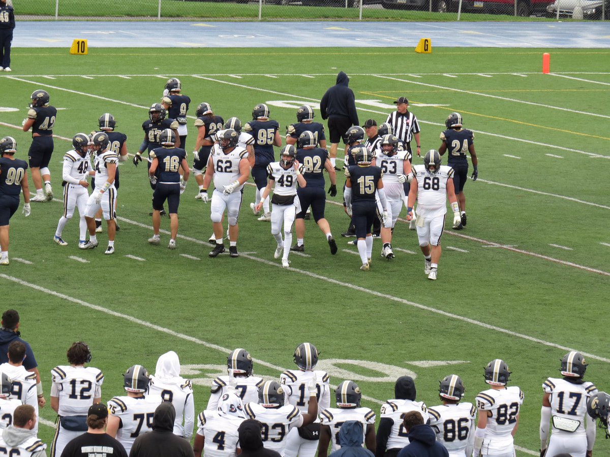 mishipp's tweet photo. Broke out my camera for the Clarion football spring game #wingsup here are a few shots #clarionfootball https://t.co/M9x5BL0cMY