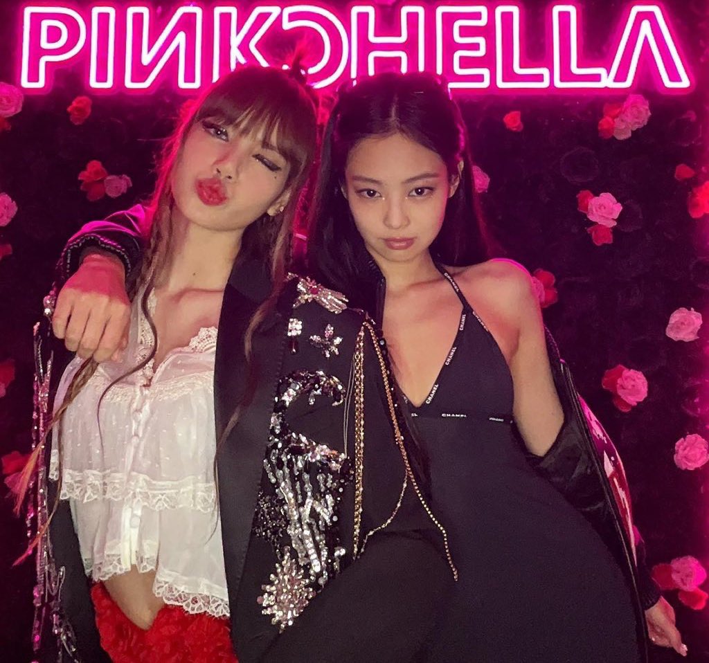 zyxmanoban's tweet photo. ✨ Day 1 of posting #JENLISA selca/pic until we get that SUBUNIT ✨ https://t.co/Svbna8vsll