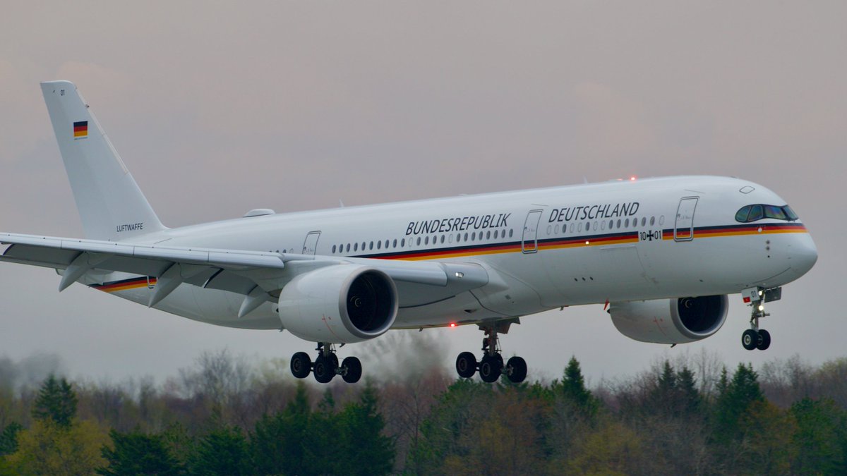 CdnAvSpotter's tweet image. A little Luftwaffe action today at YOW.  President Frank-Walter Steinmeier of Germany is visiting Canada with his first stop in Ottawa.  Airbus A350-9, reg 10+01. April 23, 2023 #AirbusA350 #Luftwaffe #CYOW #GermanAirForce