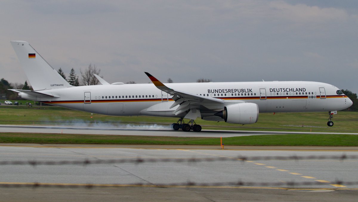 CdnAvSpotter's tweet image. A little Luftwaffe action today at YOW.  President Frank-Walter Steinmeier of Germany is visiting Canada with his first stop in Ottawa.  Airbus A350-9, reg 10+01. April 23, 2023 #AirbusA350 #Luftwaffe #CYOW #GermanAirForce