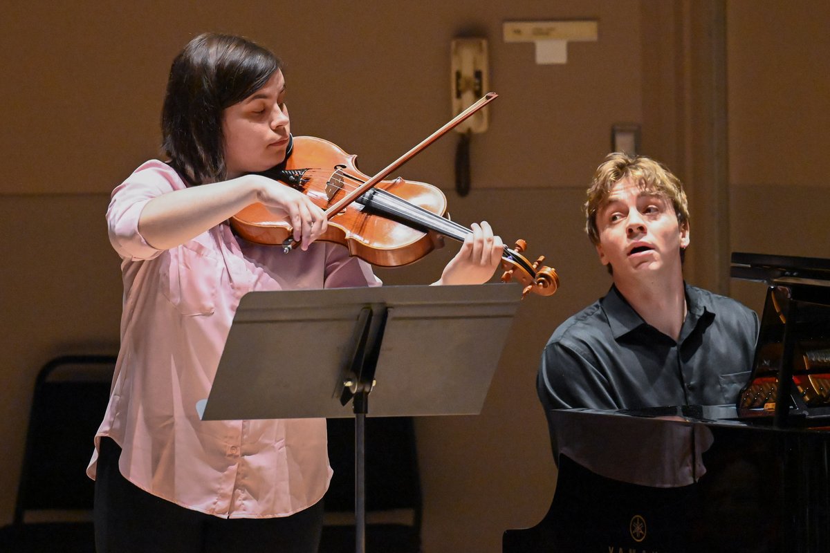 NACOrchCNA's tweet photo. Emily Kistemaker, viola

🏆 The NAC Orchestra Vic Pomer Award ($2,000)

📸 Fred Cattroll | #NACOBursary https://t.co/2HBIHmngE0