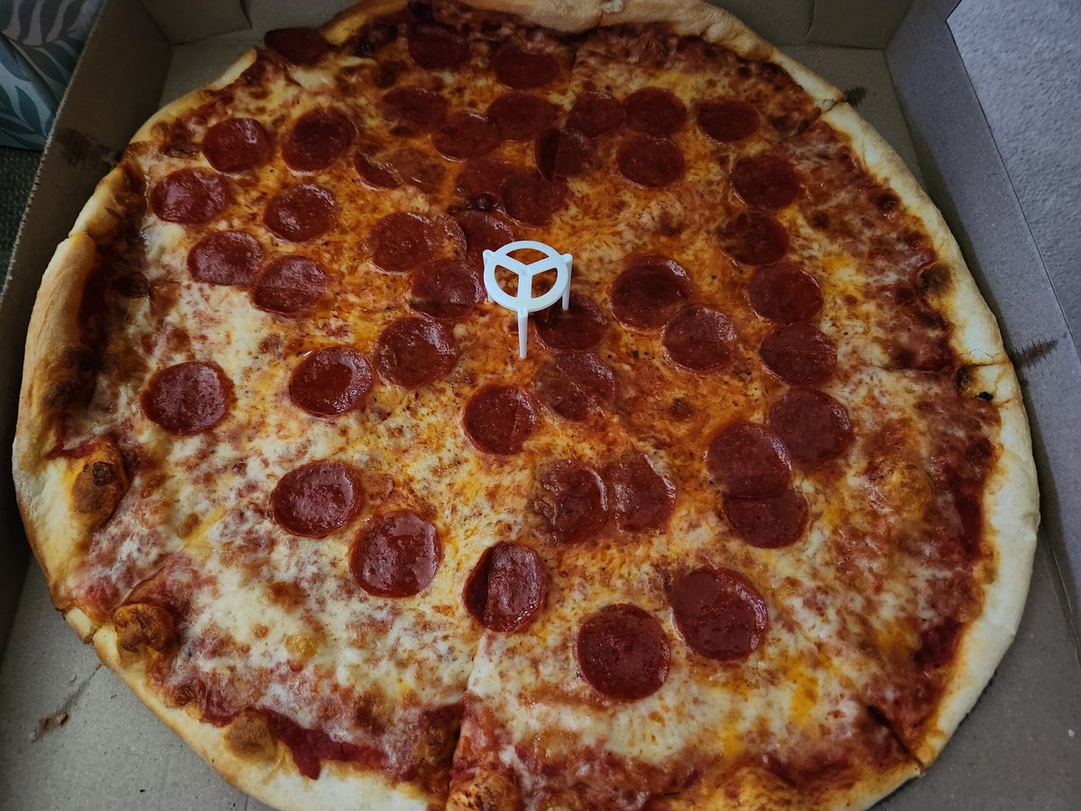 #DinnerTime #PepperoniPizza 🍕 🍕 🍕  Yummy 😋😋😋😋🍕🍕🍕