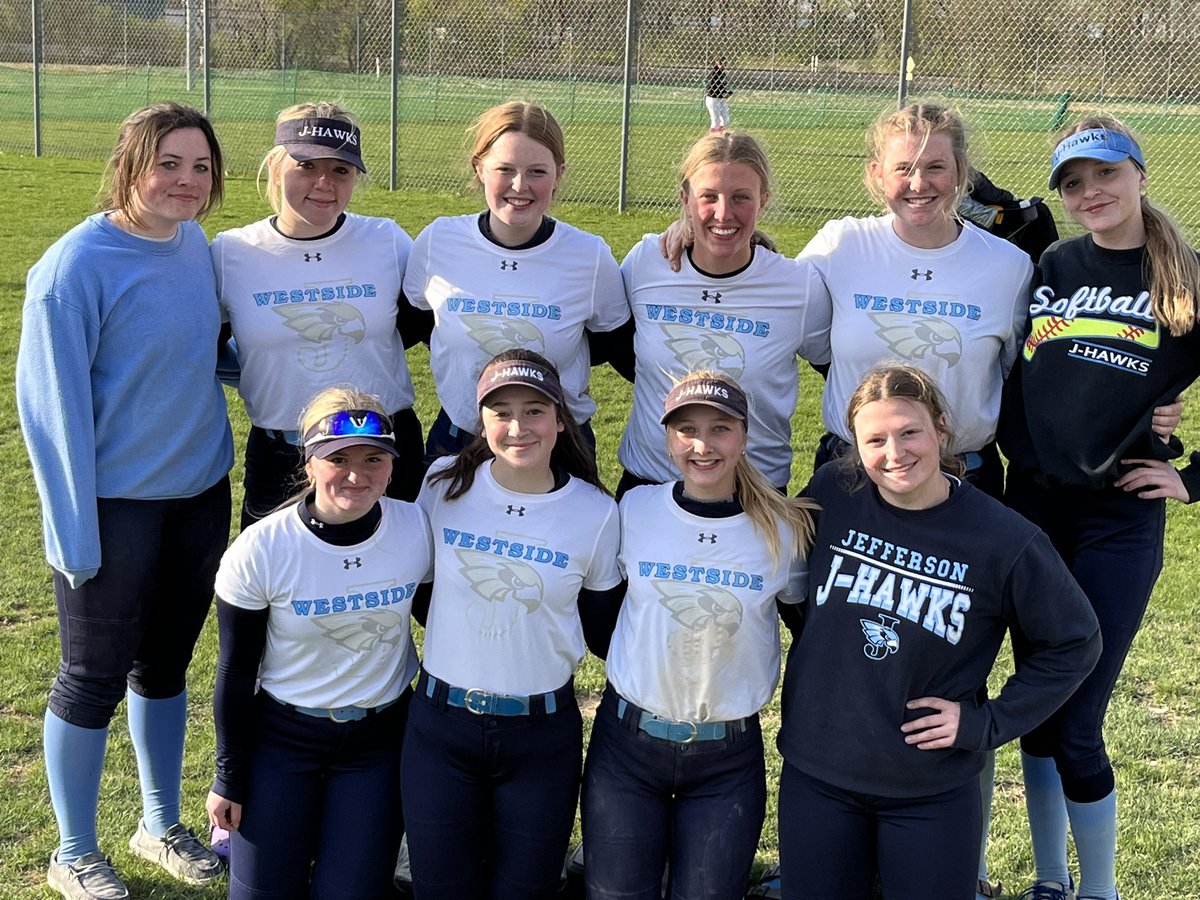 jhawksoftball's tweet photo. What a weekend! Went 3-0 today in West Des Moines and walked away CHAMPIONS!!
Gold Bling For The Westside 🥇🏆🥇 https://t.co/udZFLQ97Nh