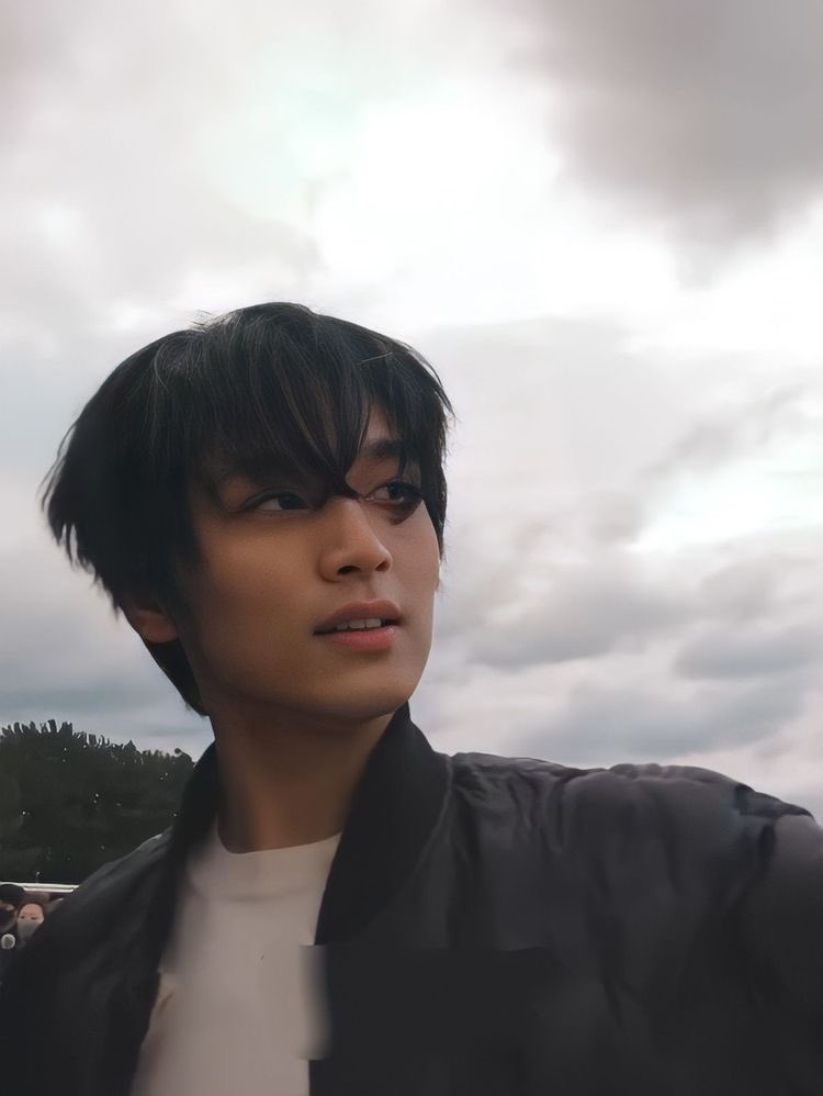 hyuckcob's tweet photo. # mini markhyuck au ! stuck in the moment 

donde el cantante mark lee se enamora de un fan llamado donghyuck. https://t.co/AQqcv5QGdQ
