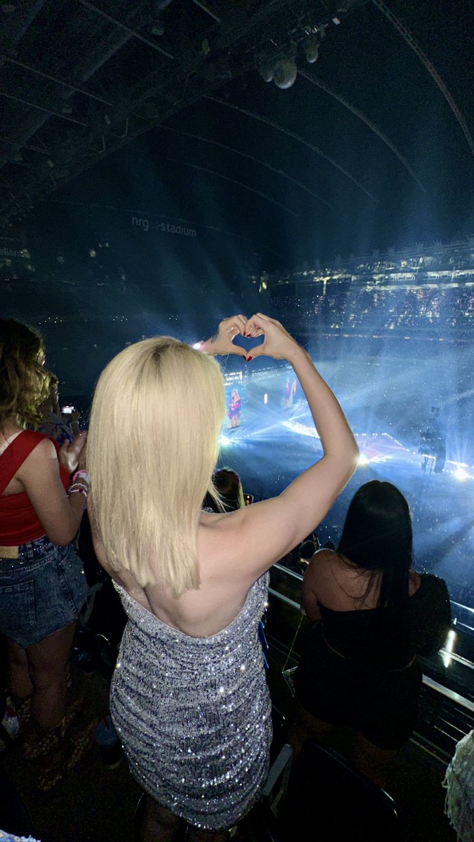 queridacassie's tweet photo. Mi sueño se cumplió!!!!! Fui a un concierto de Taylor Swift!!!!  🥹🥹🥹🩷 https://t.co/1AhwjcTLSQ
