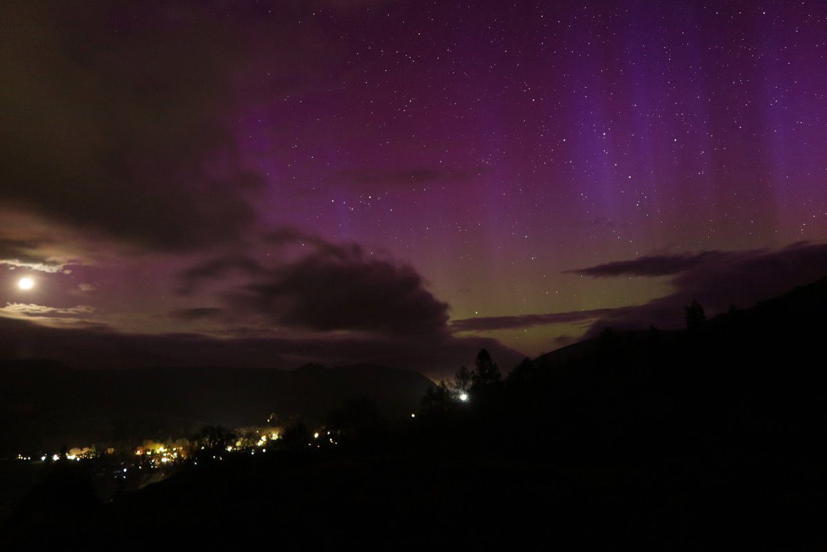 SReadBooks's tweet photo. The #aurora over Grasmere. #AuroraBorealis #NorthernLights #BookshopLighthouse https://t.co/TUAqdC8L53