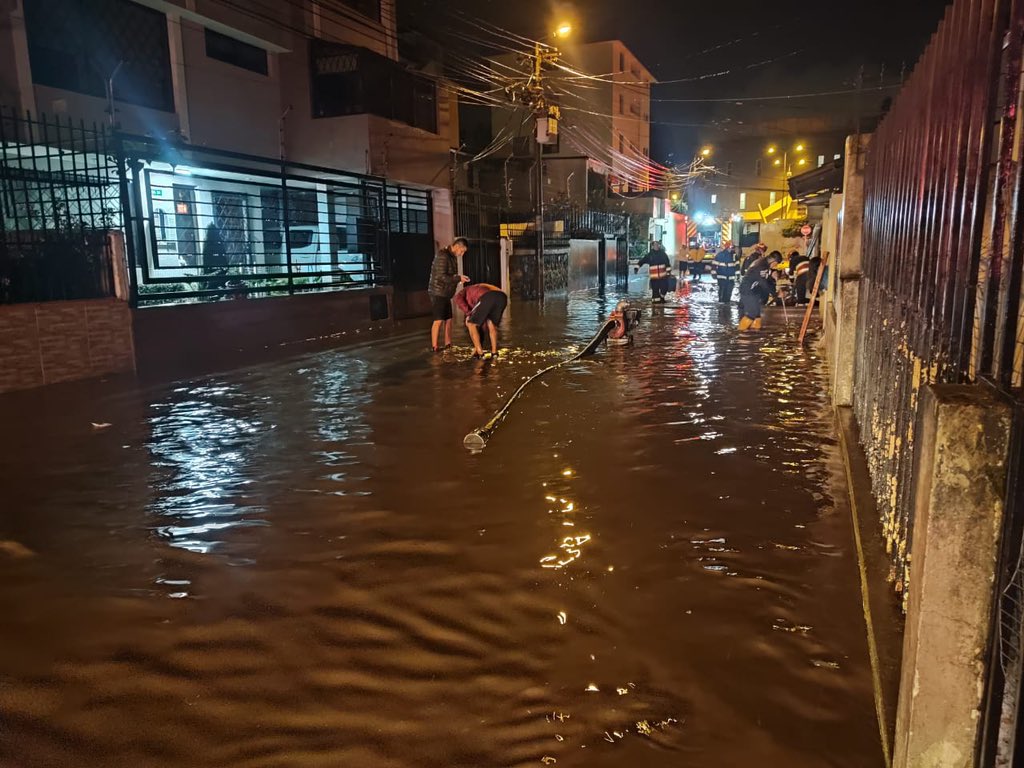 ESPECIGEST's tweet photo. ⚠️#Desbordamiento: Después de las fuertes lluvias, esta madrugada, se produjo un desbordamiento en la quebrada #LaPulida en #Quito, #Ecuador.
🔸️No existen heridos.
🔸️Se registra afectación de daños a viviendas.
🔸️Al momento siguen las labores de limpieza.
#EG #Georiesgos https://t.co/KfpoDJWK1S