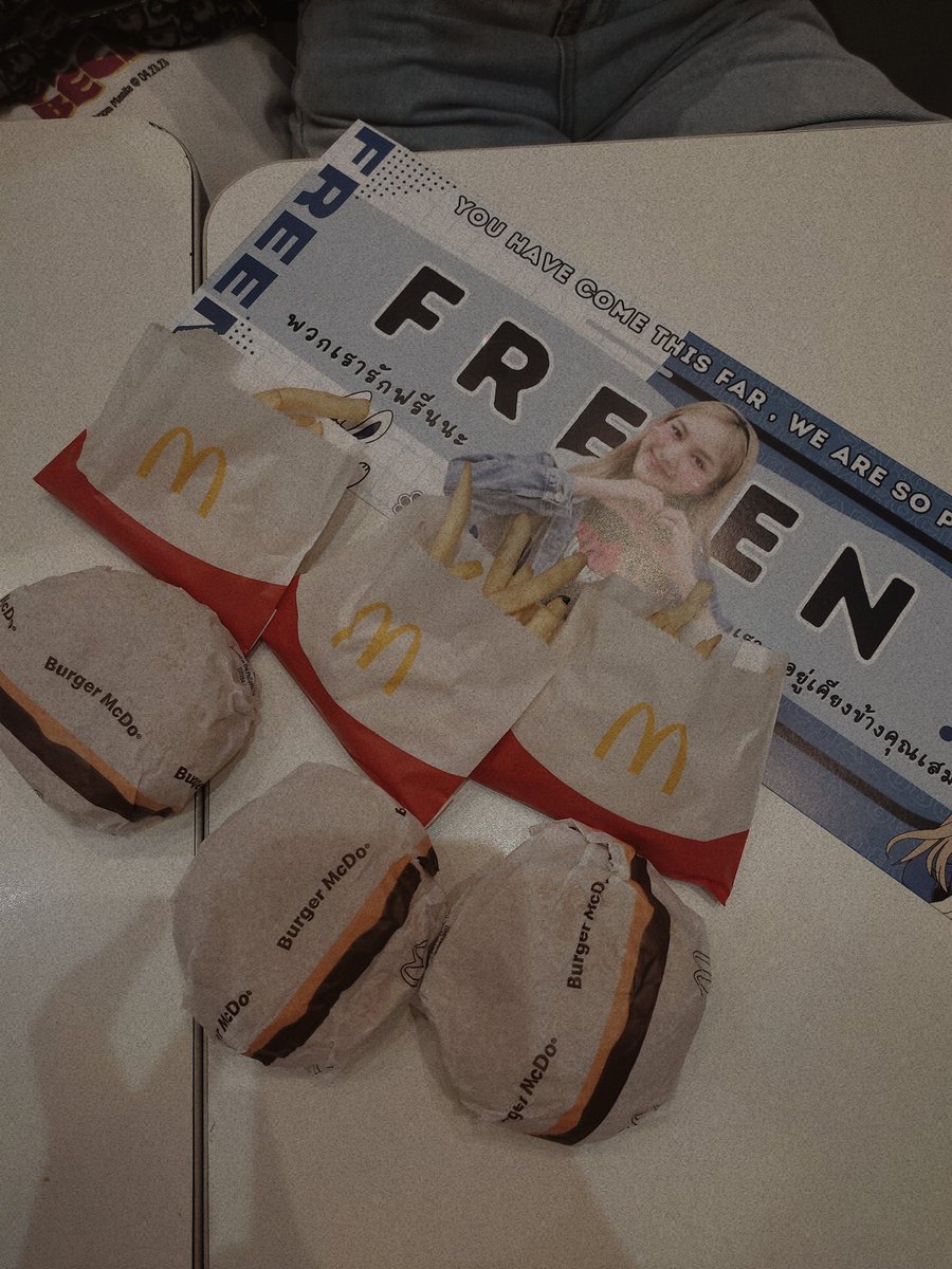 chalk_wharfthai's tweet image. Kudos po sa pa-FREENchfries &amp;amp; Burger ng @freenofcph and for free photobooth super saya lalo na sa banner for #FreenBeckyFanBoomMNL 
🩷 with @Loving_Becbec
&amp;amp; Erick 
#FREENs
