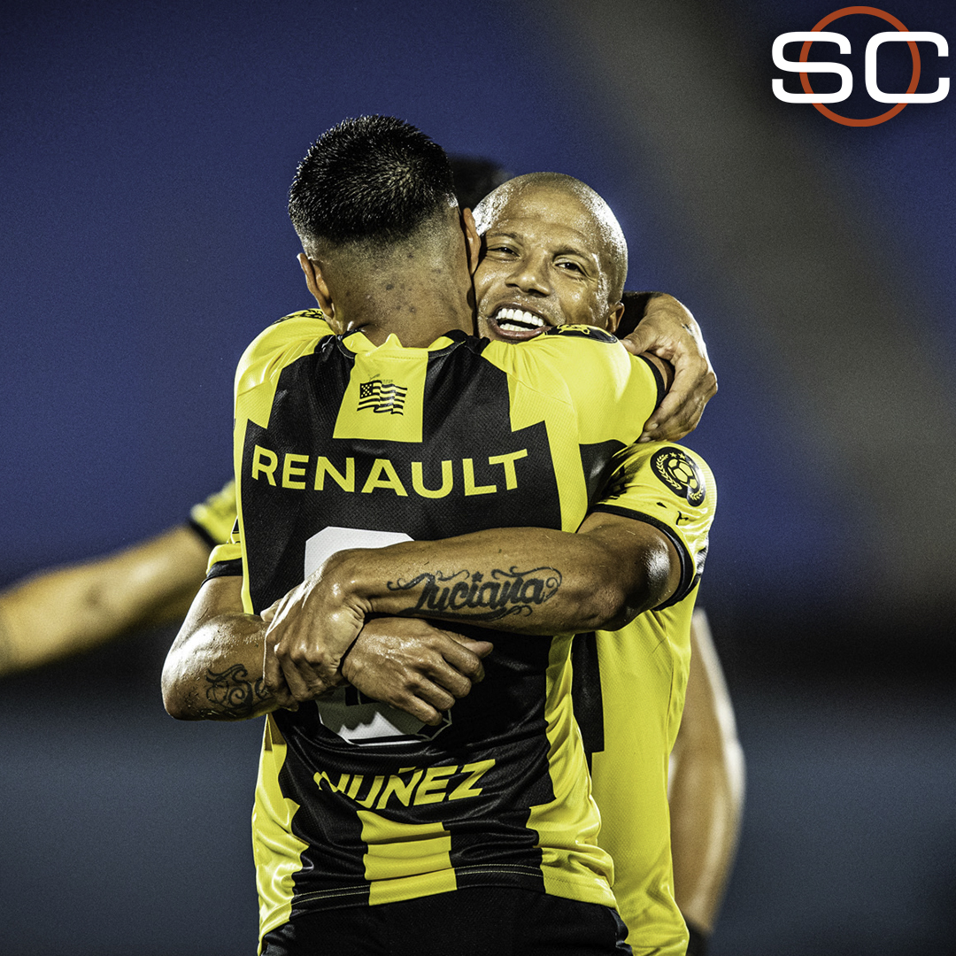 SC_ESPN's tweet photo. 🟡⚫ ¡¡¡A LO PEÑAROL!!! 

🇺🇾 Con un gol a los 97', fue 2-1 del Manya ante Plaza Colonia por la fecha 12 del Apertura

⚽ Saravia y Abel Hernández para el Carbonero. Lo había empatado Ebere

🔝 Los dirigidos por Arias son LÍDERES, con 5pts de ventaja sobre Cerro Largo https://t.co/Ni35xVGi1H