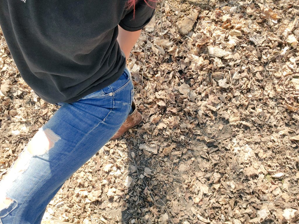 farmhoe6969's tweet photo. Sunday chores!!!! 💪 🌞 
#SundayFunday #farmgirl #country https://t.co/uy54gquU7X