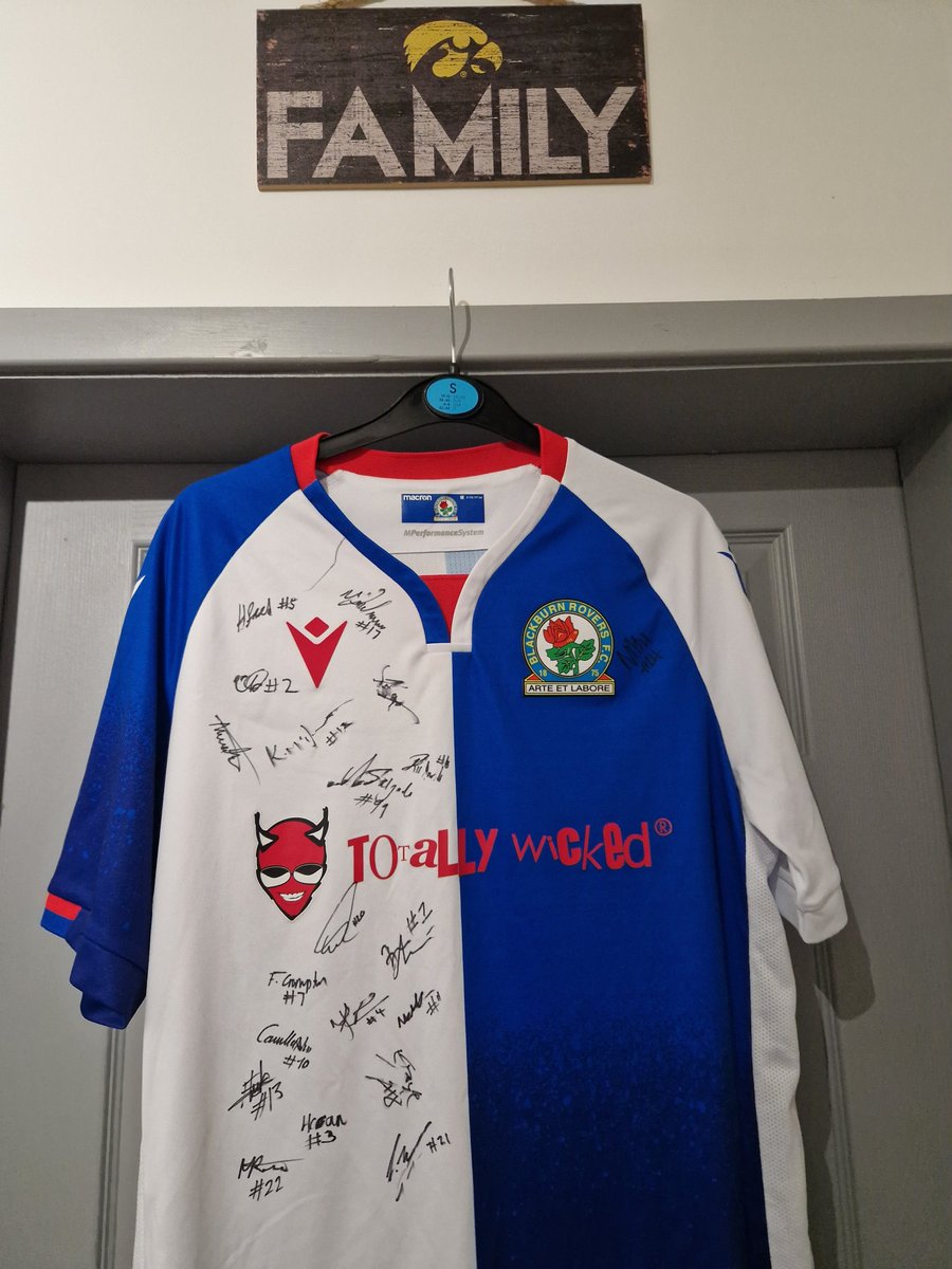 Brilliant 2nd half performance by @RoversLadies today &amp; they made the girls' day by signing a shirt. Thanks ladies <a href="/niamhmurphy_3/">Niamh Murphy</a> <a href="/tashafenton14xo/">Tash</a> <a href="/jadey_5/">Jade Richards</a> <a href="/SaffronJordan/">Saffron</a> <a href="/lauren55703675/">lauren Thomas</a>   <a href="/shanmcloughlan/">Shannon Mcloughlan</a> <a href="/Nshanell/">Shanell N Salgado</a> <a href="/Chlxe_Willixms/">Chloe Williams</a> <a href="/Helen_Seed/">Helen Seed</a> <a href="/coan_hannah/">Hannah Coan</a> <a href="/farah_crompton/">farah crompton</a>