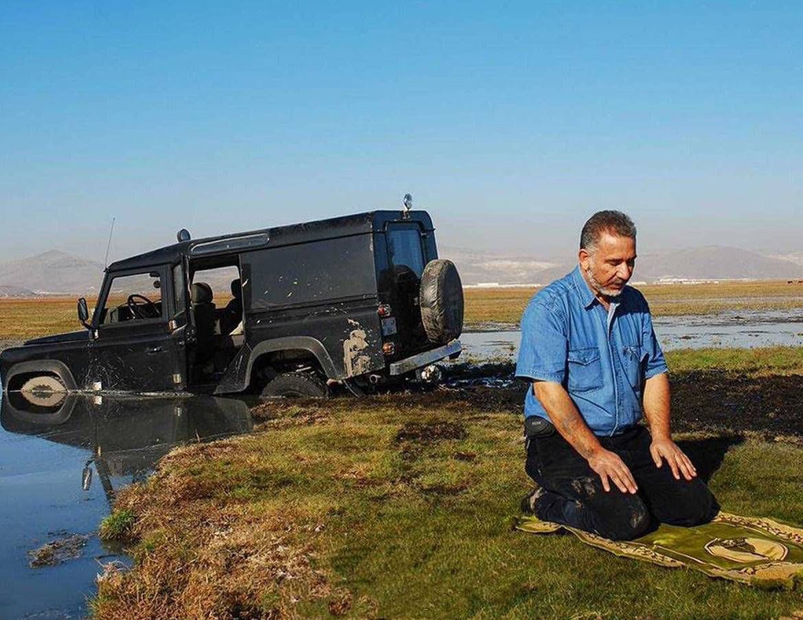 Üç şeye güven;
1. Geçmiş için Allah’ın rahmetine
2. Şu an için Allah’ın yardımına
3. Gelecek için Allah’ın vaadine