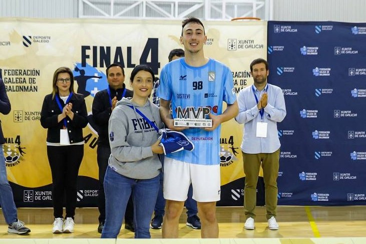 🏆 FINAL 4 PRIMEIRA AUTONÓMICA MASCULINA

Jorge Gayo do Magope <a href="/SeisdoNadal/">C. Bm. Seis do Nadal - Coia</a> MVP da final. 

Noraboa Jorge!!! 🥳🥳 

#ConSeloGalego🌟