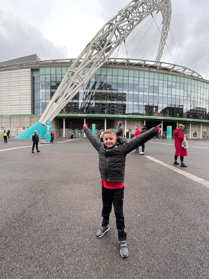 trefutd's tweet photo. ⚽️Cai#Wembley#Llundain#cwpanFA#Semifinal#Ymlaeni'rnesaf#ffeinal#gloryglorymanutd#andtheredsgomarchingon 🔴⚪️⚫️ @bryncai11  @ManUtdCy https://t.co/ZQkQQ69IrP