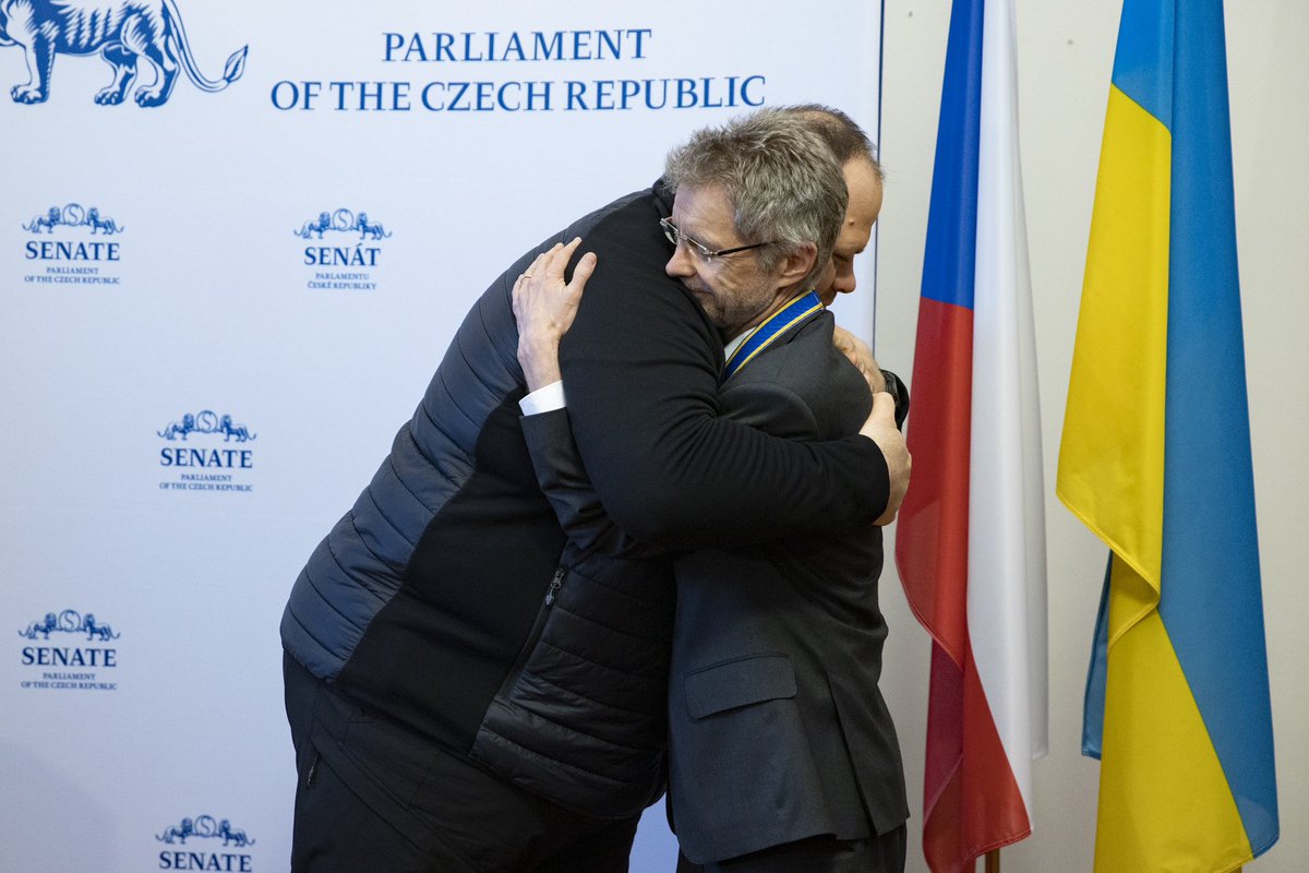 Vystrcil_Milos's tweet photo. Nesmírně si vážím toho, že jsem dnes z rukou @r_stefanchuk převzal Řád knížete Jaroslava Moudrého (II. třídy), státní vyznamenání udělené @ZelenskyyUa. Považuji to za ocenění pro celý @SenatCZ od prezidenta země, jejíž hrdinní obyvatelé bojují i za nás. 🇺🇦 https://t.co/MbmUvxYBFH