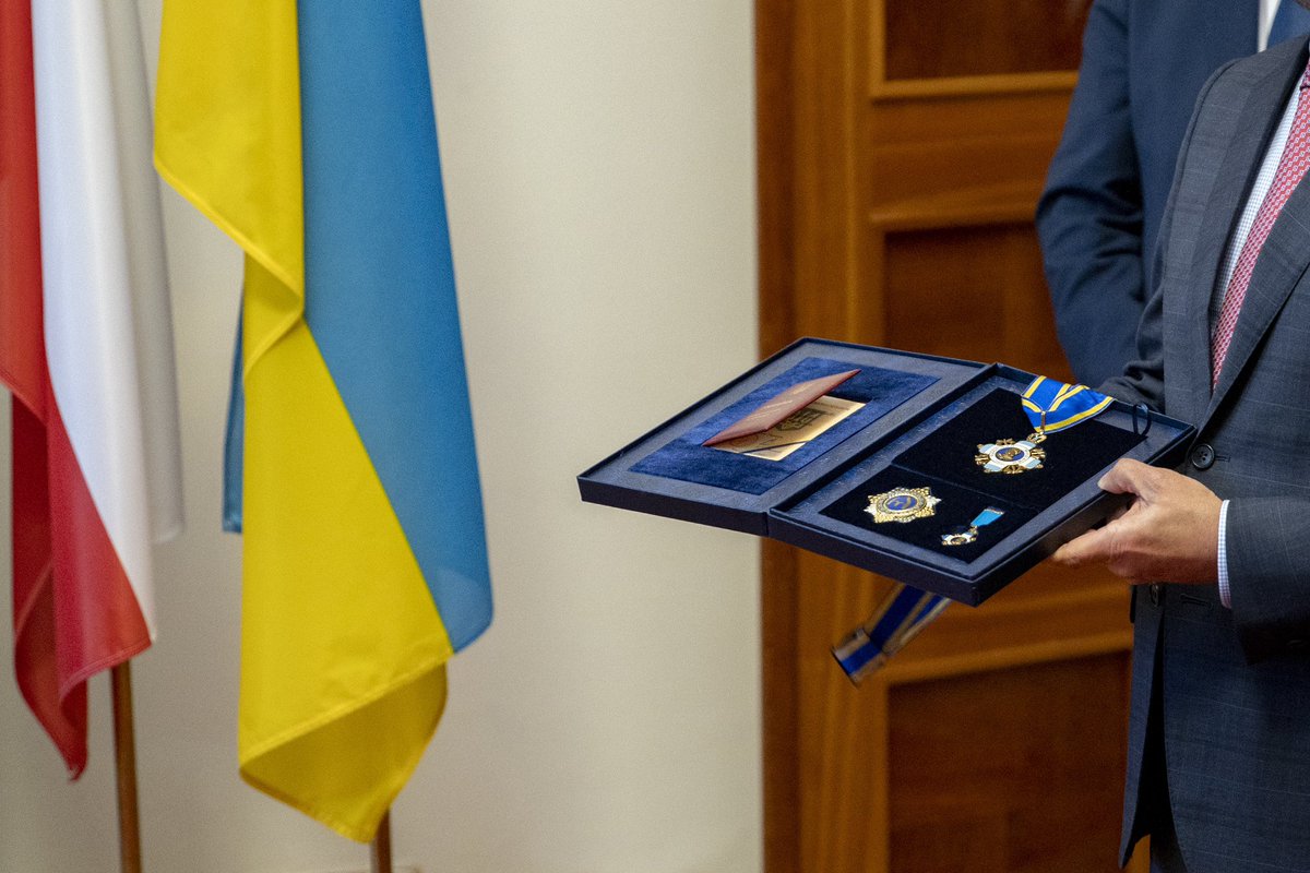 Vystrcil_Milos's tweet photo. Nesmírně si vážím toho, že jsem dnes z rukou @r_stefanchuk převzal Řád knížete Jaroslava Moudrého (II. třídy), státní vyznamenání udělené @ZelenskyyUa. Považuji to za ocenění pro celý @SenatCZ od prezidenta země, jejíž hrdinní obyvatelé bojují i za nás. 🇺🇦 https://t.co/MbmUvxYBFH