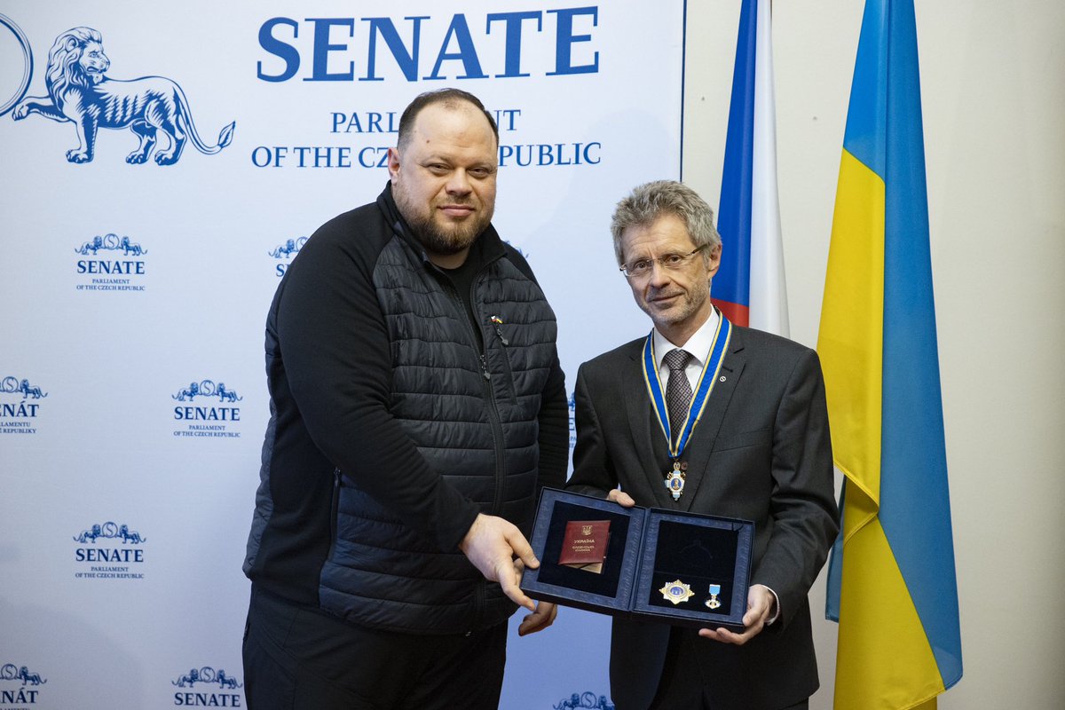 Vystrcil_Milos's tweet photo. Nesmírně si vážím toho, že jsem dnes z rukou @r_stefanchuk převzal Řád knížete Jaroslava Moudrého (II. třídy), státní vyznamenání udělené @ZelenskyyUa. Považuji to za ocenění pro celý @SenatCZ od prezidenta země, jejíž hrdinní obyvatelé bojují i za nás. 🇺🇦 https://t.co/MbmUvxYBFH