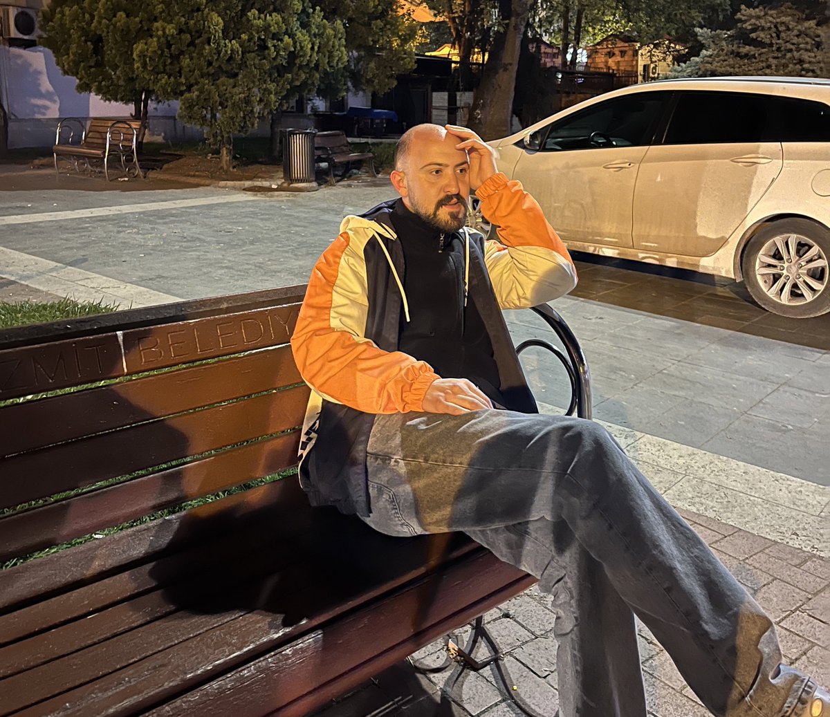 bir bankta oturup hayatı sorgulamak