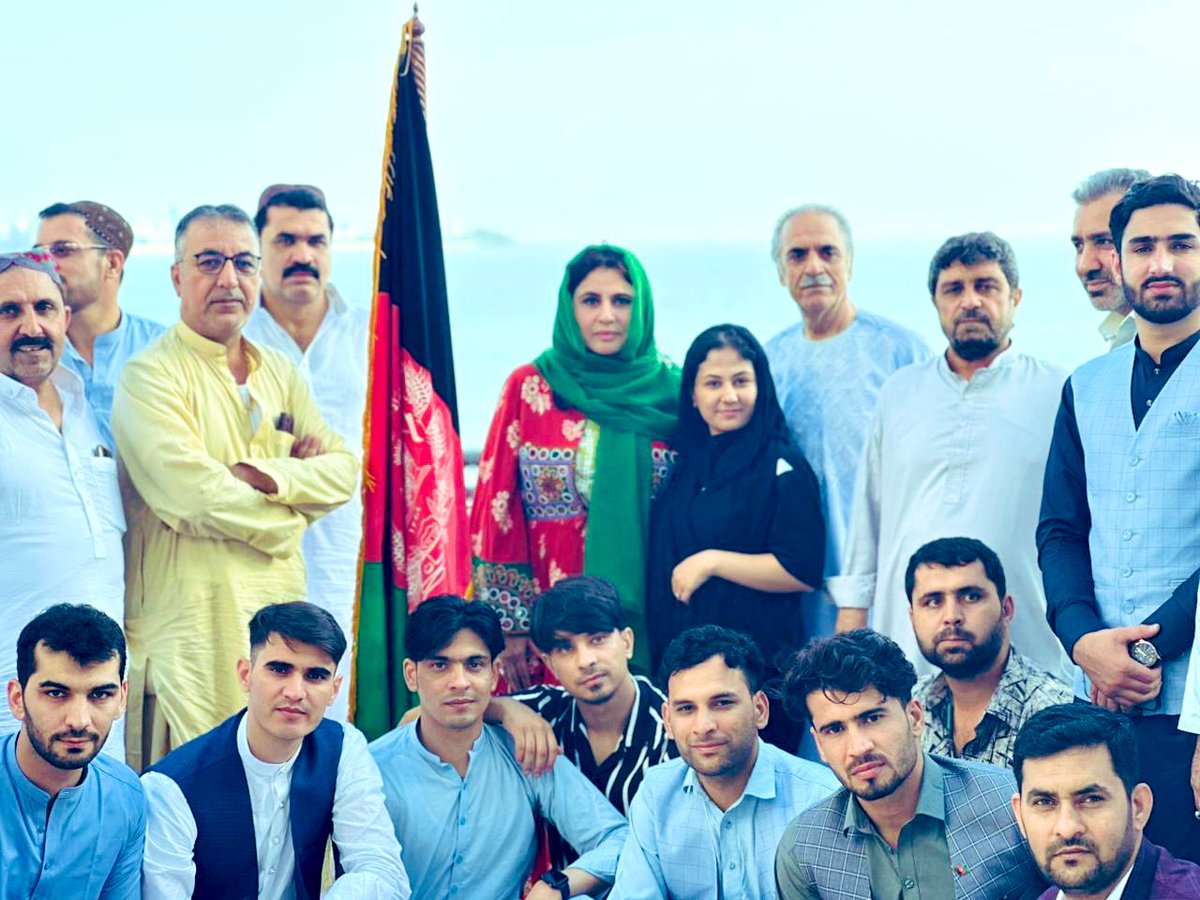 bahaar_208's tweet photo. Eid Mubarak 🌙

Special thanks to Eng @ZakiaWardak the Consul General of the IR of Afghanistan in Mumbai for warm hospitality. https://t.co/yVyjwPHmBQ