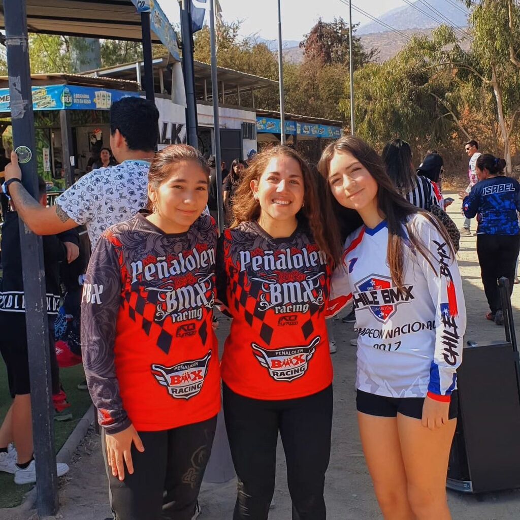 BicicrossMagaz's tweet photo. PenalolenBmx:Nuestras pilotos y Coach, participaron hoy de una gran e importante actividad. Clínica Femenina de #BMX realizada por mujeres y para mujeres.

En dónde asistieron 50 pilotos de distintas edades a vivir una actividad única, compartir, aprende… https://t.co/Kp608SEK2g