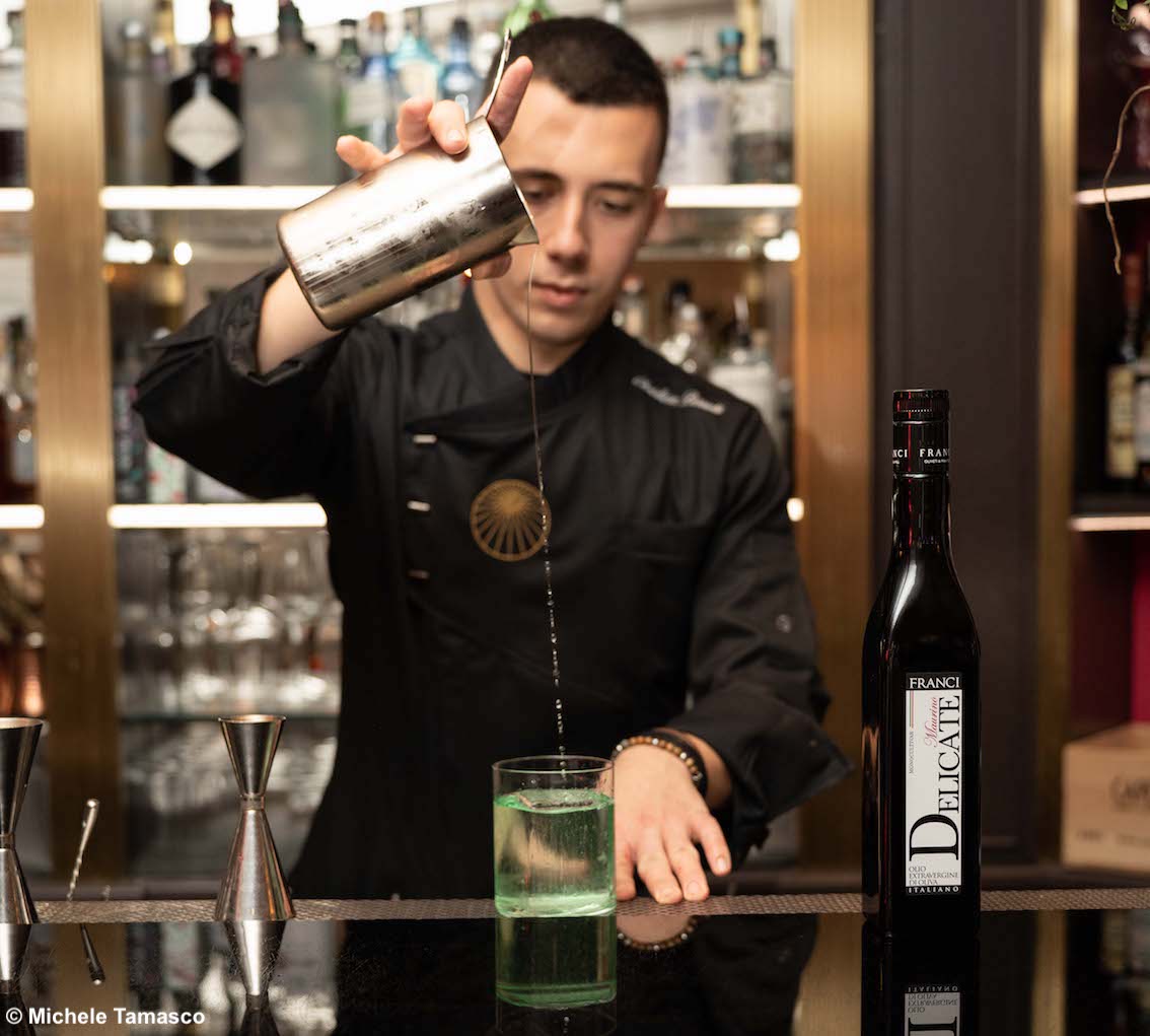 TurismoItaliaNw's tweet photo. Camillo il Magnifico: il cocktail a base del miglior olio d'Europa rende omaggio all'inventore del Negroni presentato al Florence Cocktail Week
Leggi la notizia https://t.co/MUb5ArwgVi
#cockail #FlorenceCocktailWeek #negroni #camilloilmagnifico #olioextraverginedioliva #turismo https://t.co/3ajlsQrsy2