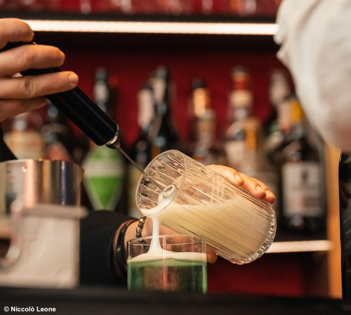 TurismoItaliaNw's tweet photo. Camillo il Magnifico: il cocktail a base del miglior olio d'Europa rende omaggio all'inventore del Negroni presentato al Florence Cocktail Week
Leggi la notizia https://t.co/MUb5ArwgVi
#cockail #FlorenceCocktailWeek #negroni #camilloilmagnifico #olioextraverginedioliva #turismo https://t.co/3ajlsQrsy2
