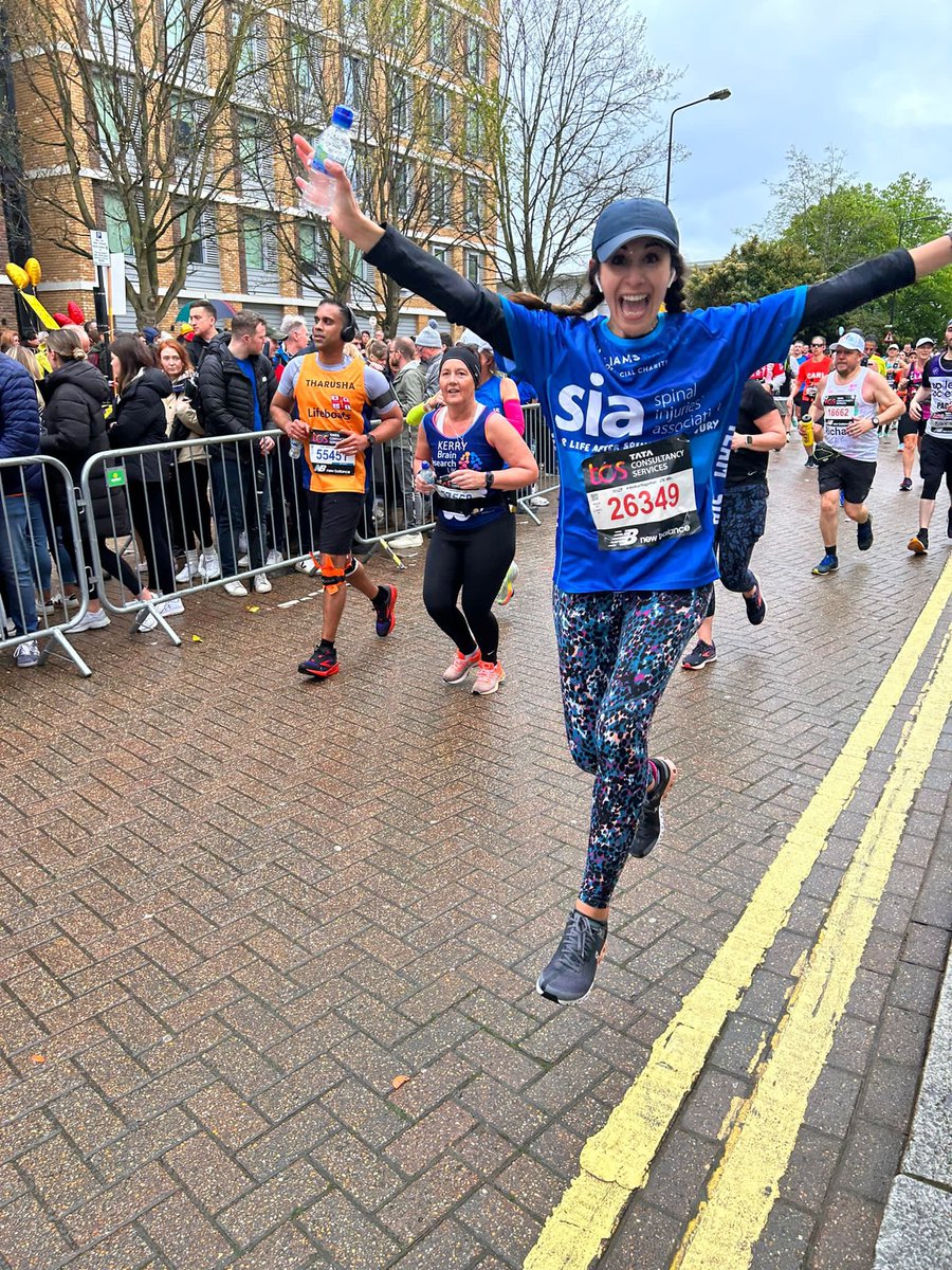 Yaaaayy finished the #londonmarathon2023 still alive and kicking!! So over the moon I did it under 4 hours all for an amazing cause @spinalinjuries there’s still time to sponsor me …on-marathon-2023.justgiving-sites.com/fundraising/em… thank you everyone for all the love so far!!!